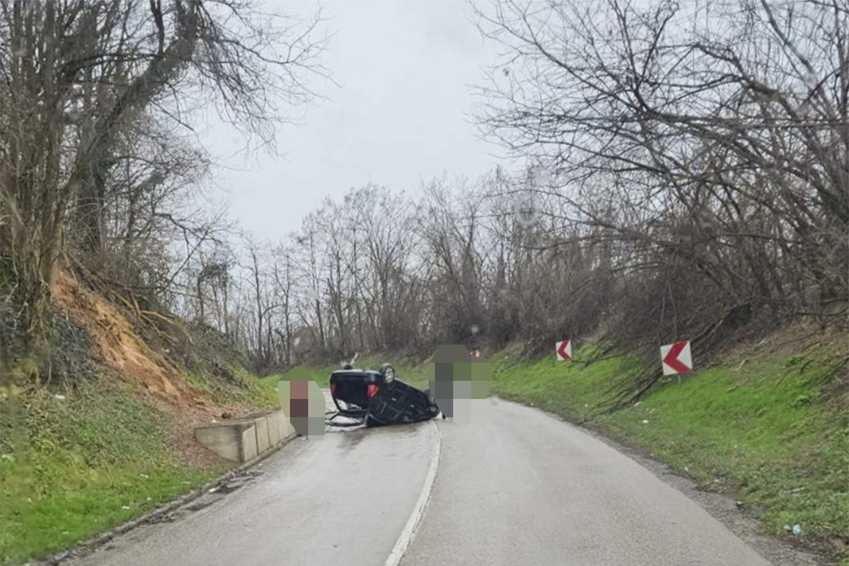 Automobil na krovu na putu Klašnice - Prnjavor