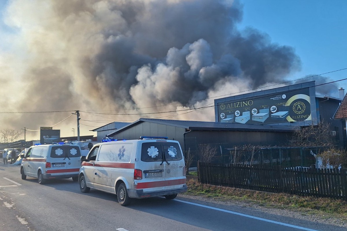 Detalji velikog požara u Brčkom: Varnica zapalila spužvu u fabrici? (VIDEO)