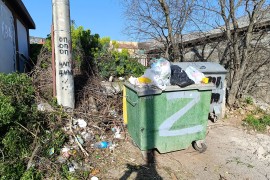 Ružni prizori u Trebinju: Smeće svuda oko kontejnera