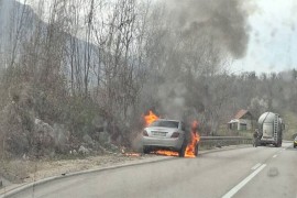 Požar na putu Banjaluka - Mrkonjić Grad, izgorjelo vozilo (VIDEO)