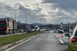 Teška nezgoda na ulazu u Banjaluku: Auto na krovu, ima povrijeđenih