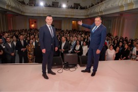 Dodik slavi s damama u Banskom dvoru (FOTO)