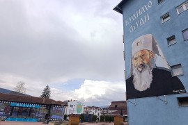 I turisti i Šipovljani se fotografišu pored murala patrijarha Pavla