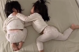 Video dvije bebe koje spavaju osvojio mreže: Pljušte komentari
