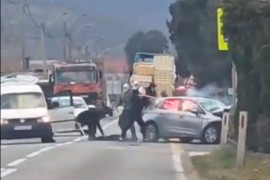 Drama kod Mostara: Maskirani napadači zapalili vozilo i napali vozača ...