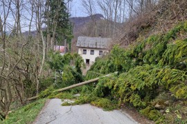 Oluja nosila sve pred sobom: Slovenija bez struje, haos na putevima ...