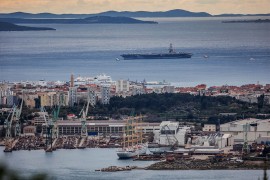 Najveći ratni brod ikada sagrađen stigao u Split, može da nosi 75 ...