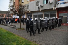 Napeto na izborima u Srbiji: Kordon policije između pristalica ...