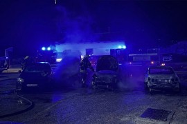 Šest vozila izgorjelo u dvorištu škole u Mostaru, oglasila se ...
