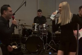 Ko je fatalna plavuša u zagrljaju Darka Lazića? (FOTO)