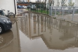 Ulaz u zgradu u Banjaluci pod vodom, fekalije prijetile stanovima