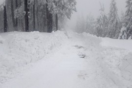 Na vrhu Kozare snijeg dva metra, putevi zavijani (FOTO)