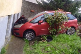 Automobil udario u kuću u Banjaluci, reagovali vatrogasci (FOTO)