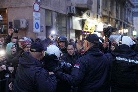 Tenzije ispred Rektorata u Beogradu nakon pretresa: Naguravanje ...