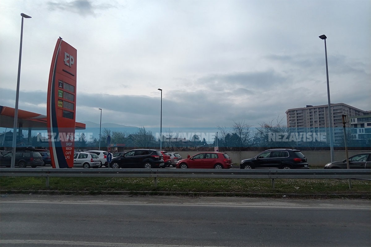 Gužve na pumpi u Sarajevu: Strah od rasta cijena već puni rezervoare (VIDEO)