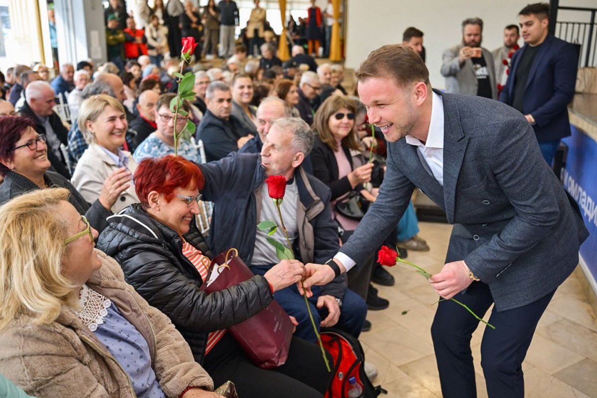 Karte za besplatan javni prevoz za još 300 banjalučkih penzionera