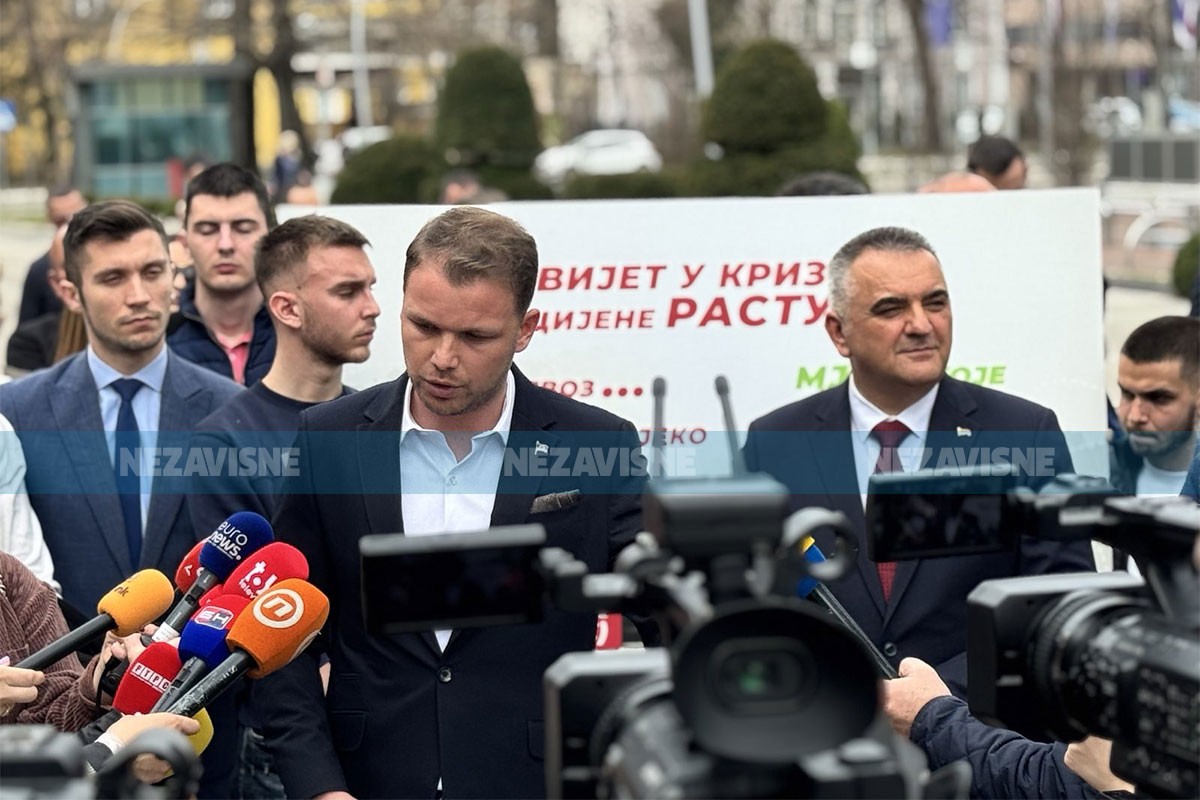 Verbalni okršaj Stanivukovića i Minića pred zgradom Vlade RS u Banjaluci