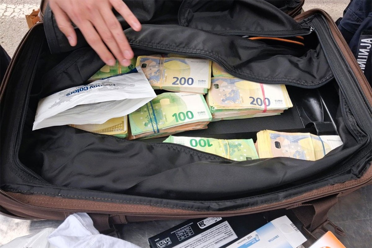 Više od 370.000 evra sakrili u jakni sa tajnim pregradama (FOTO)