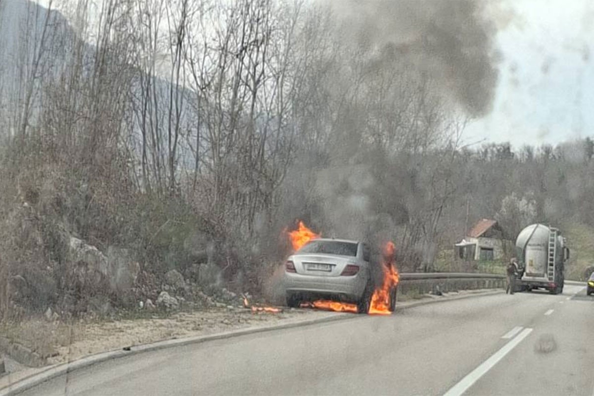 Požar na putu Banjaluka - Mrkonjić Grad, izgorjelo vozilo (VIDEO)