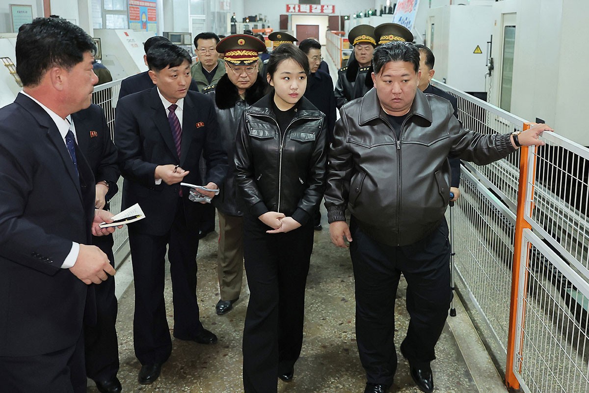 Kim Jong Un testirao pištolje sa kćerkom (FOTO)