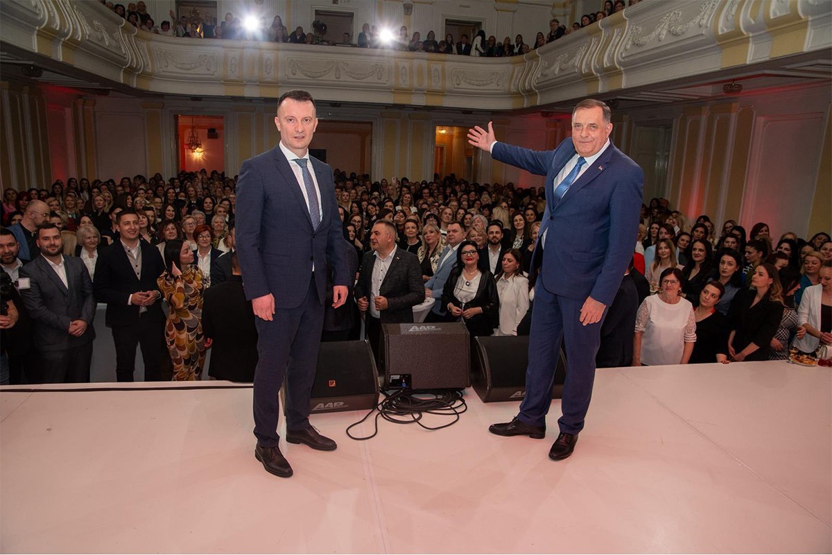 Dodik slavi s damama u Banskom dvoru (FOTO)