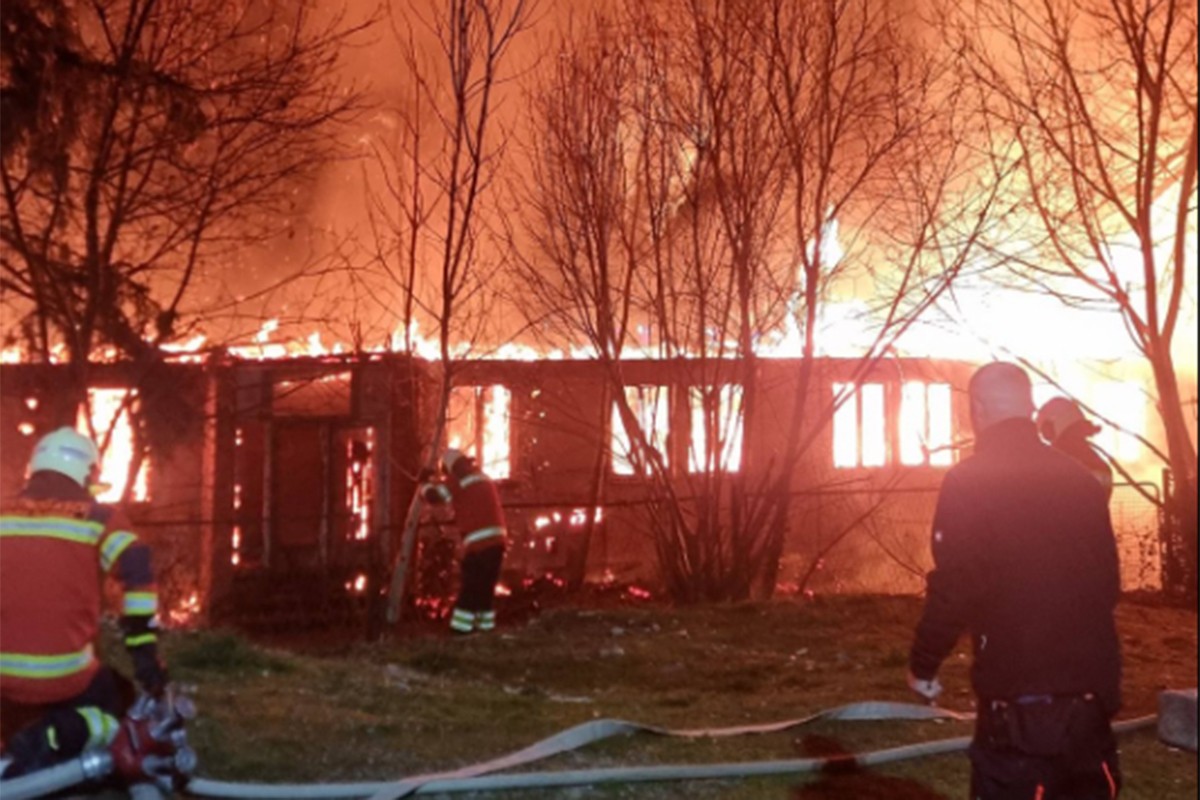 Veliki požar u Velikoj Kladuši: Gorio objekat "Saniteksa" (FOTO, VIDEO)