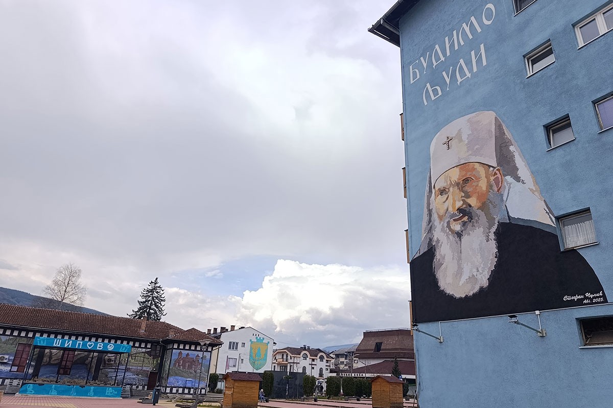 I turisti i Šipovljani se fotografišu pored murala patrijarha Pavla