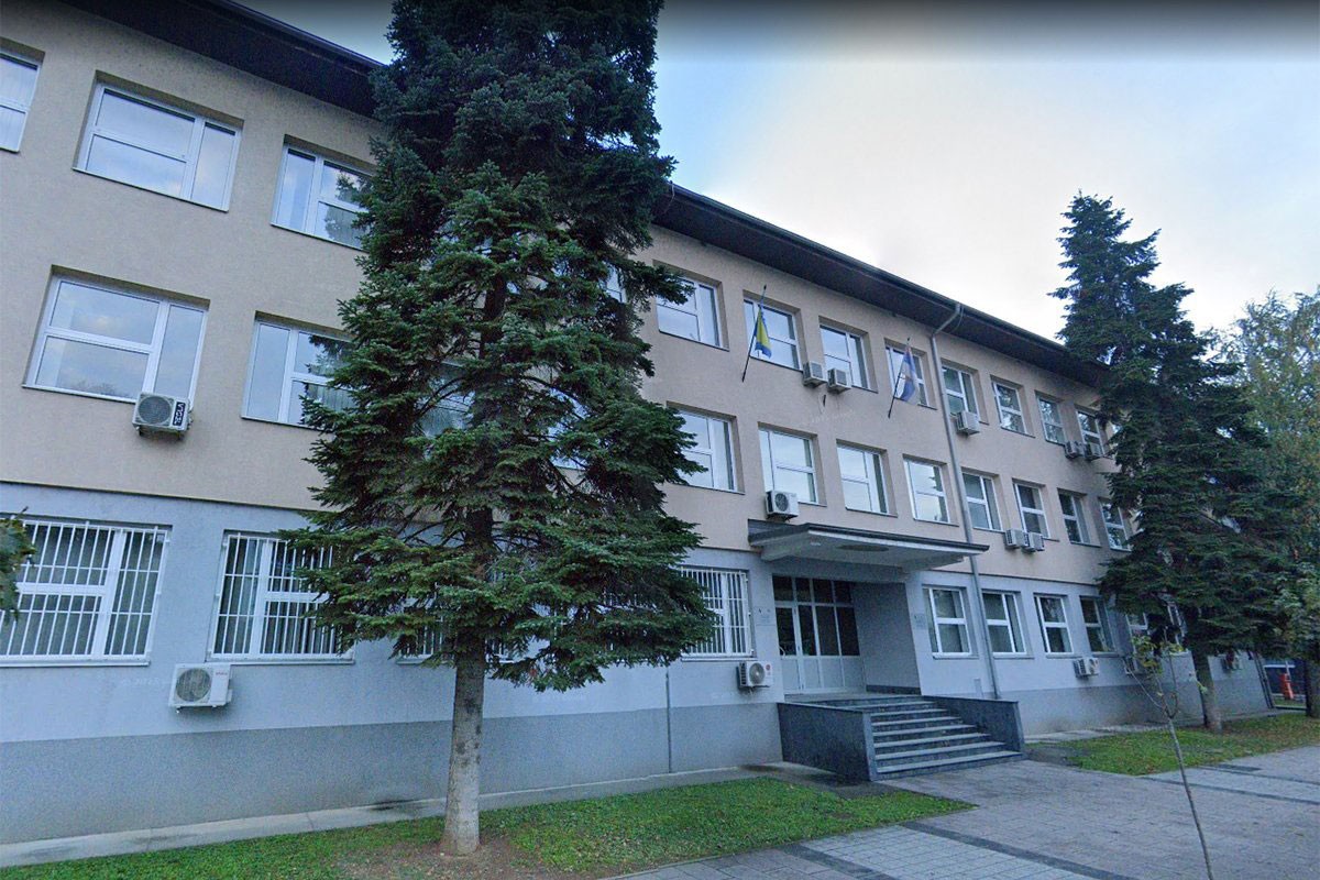 Dobojlija (22) optužen da je udario majku, napao oca i zaprijetio: "Pobiću vas sve"