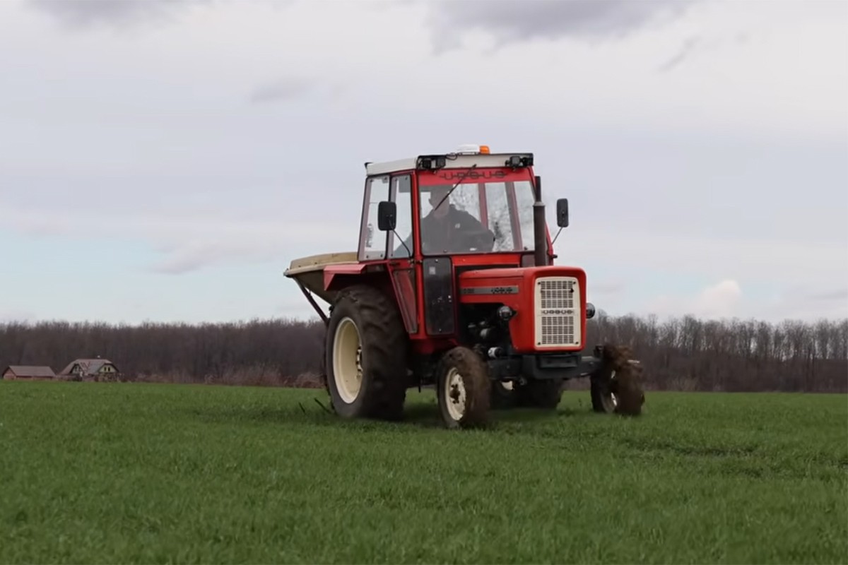 Ugradio navigaciju na traktor iz 1977. godine: Šta je time dobio (VIDEO)