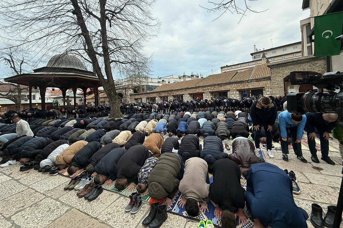 Bajram-namaz klanjan u Gazi Husrev-begovoj džamiji u Sarajevu (VIDEO)