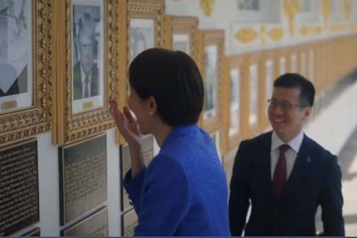 Tramp pokazao japanskoj premijerki Bajdenov "portret", pogledajte njenu reakciju (VIDEO)