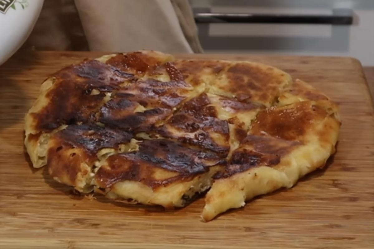 Turski burek iz tave spreman za 15 minuta: Bolji od originala? (VIDEO)