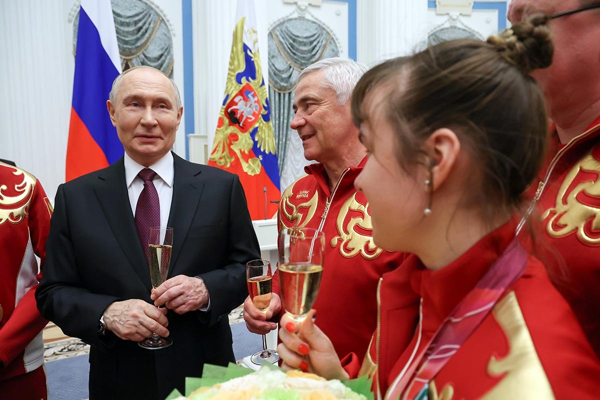 Putinov gest obišao svijet: Kleknuo pred sportistom u Moskvi (FOTO)