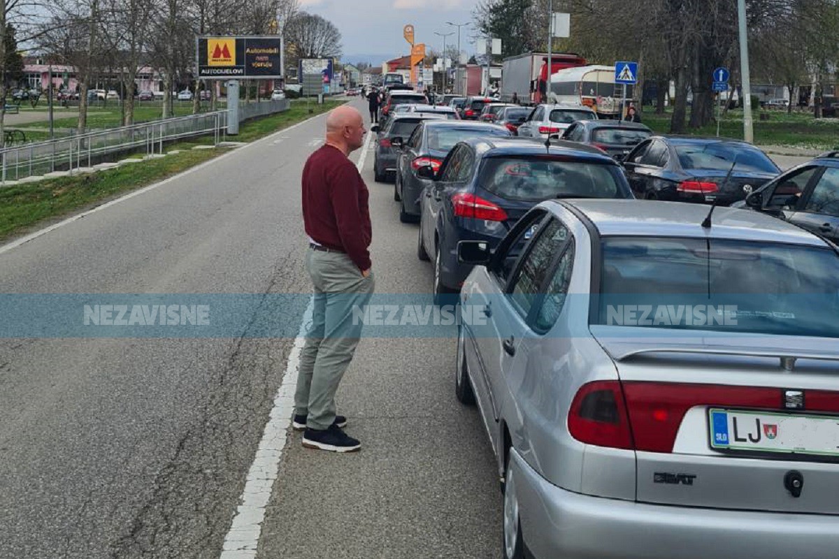 Kolaps na graničnom prelazu Gradiška: Ogorčeni putnici čekaju satima (FOTO/VIDEO)