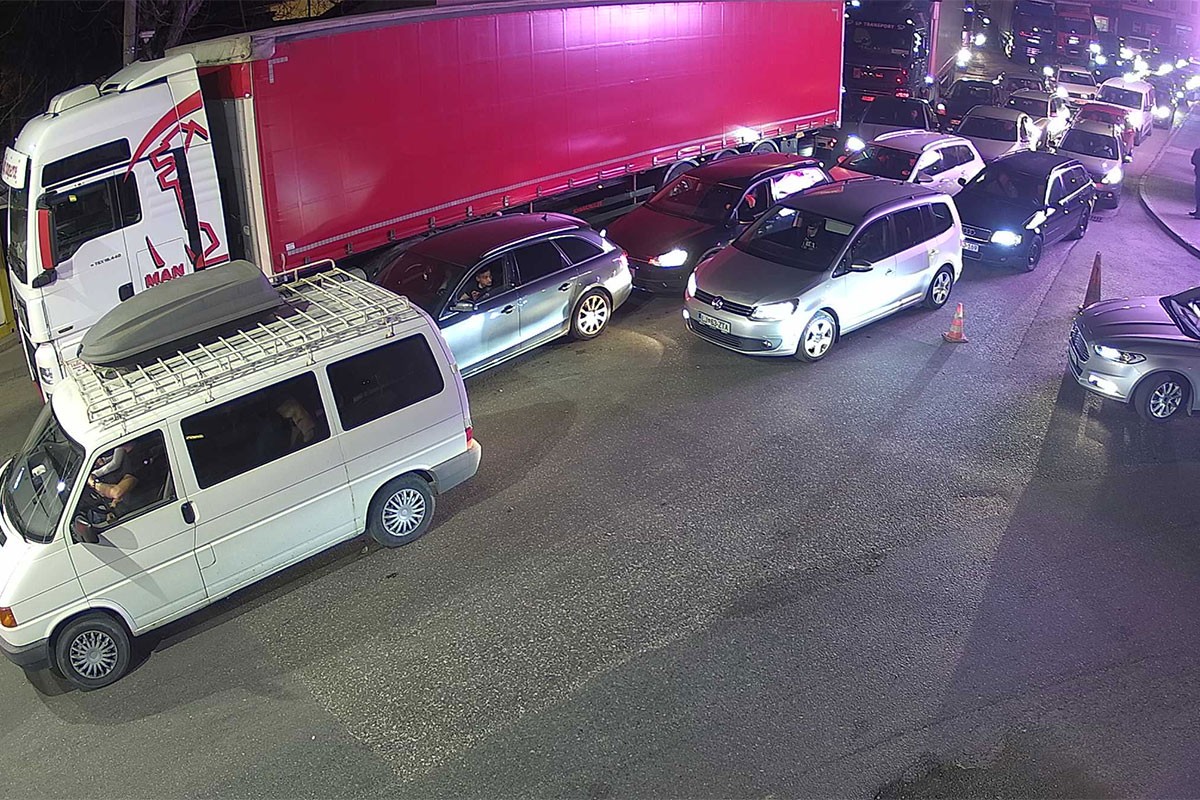 Gužve na graničnim prelazima ne jenjavaju: U Gradišci putnici čekali i do pet sati (FOTO)