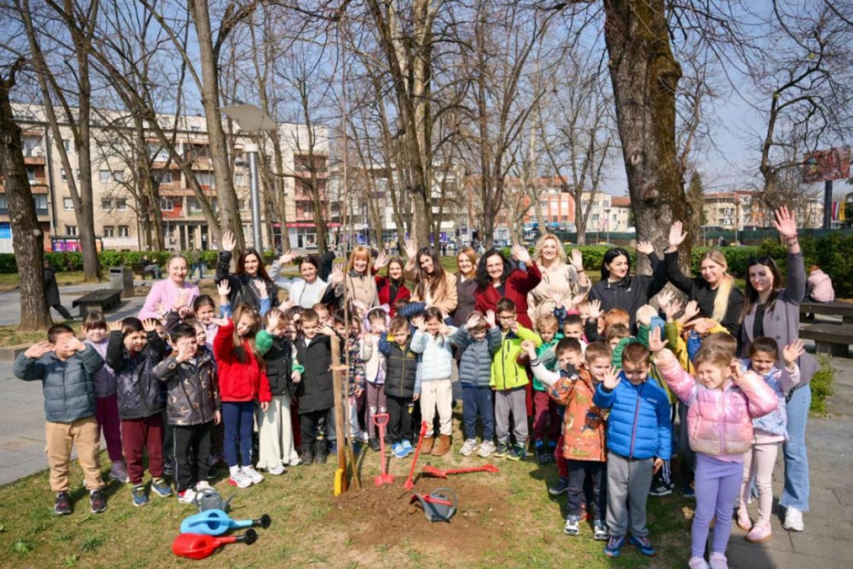Mališani zasadili drvo u parku "Petar Kočić" u Banjaluci