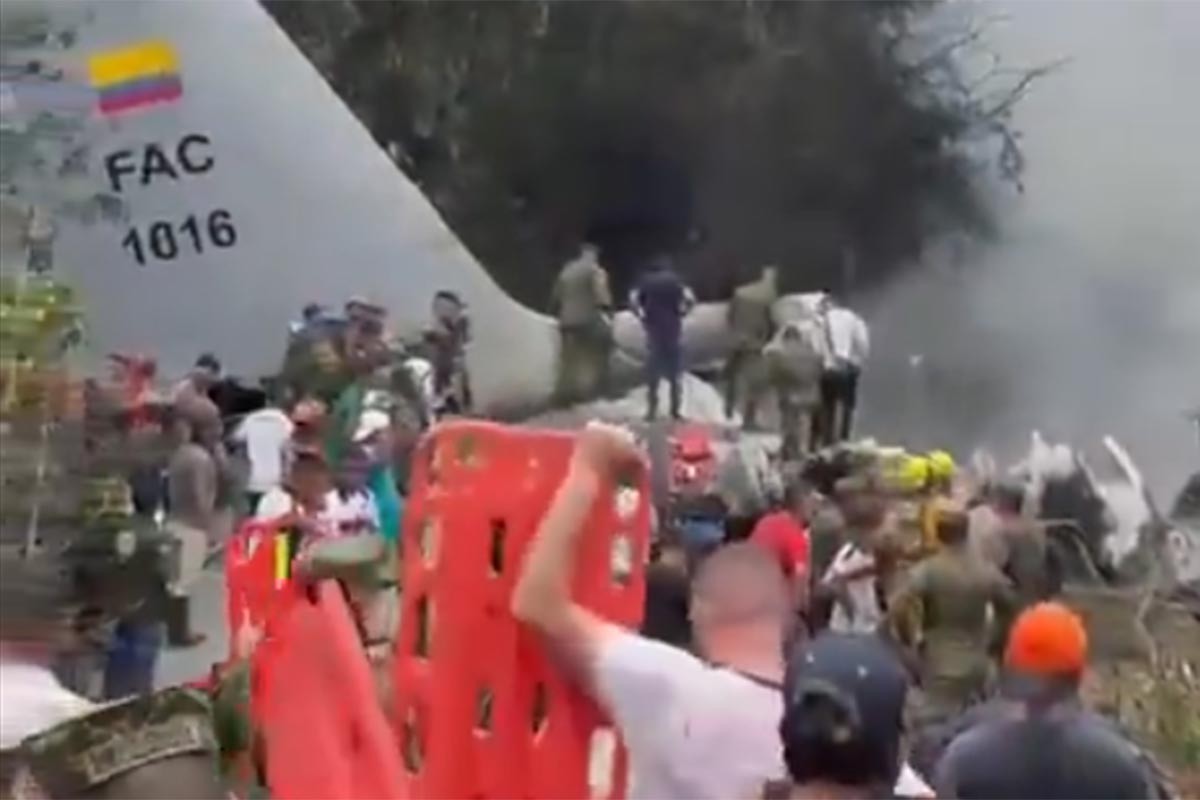 Kolumbijski avion pun vojnika nestao u buktinji ( VIDEO)