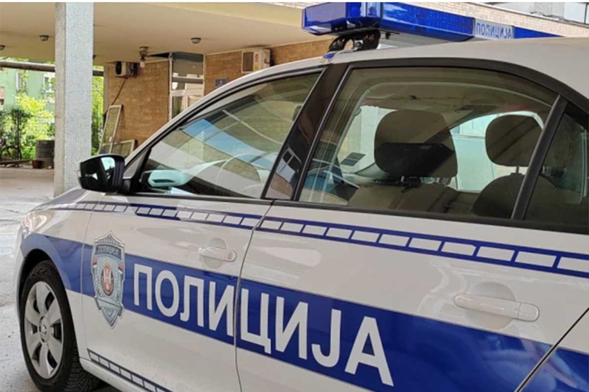 Panika u Beogradu: Muškarac s mačetom upao u kafić