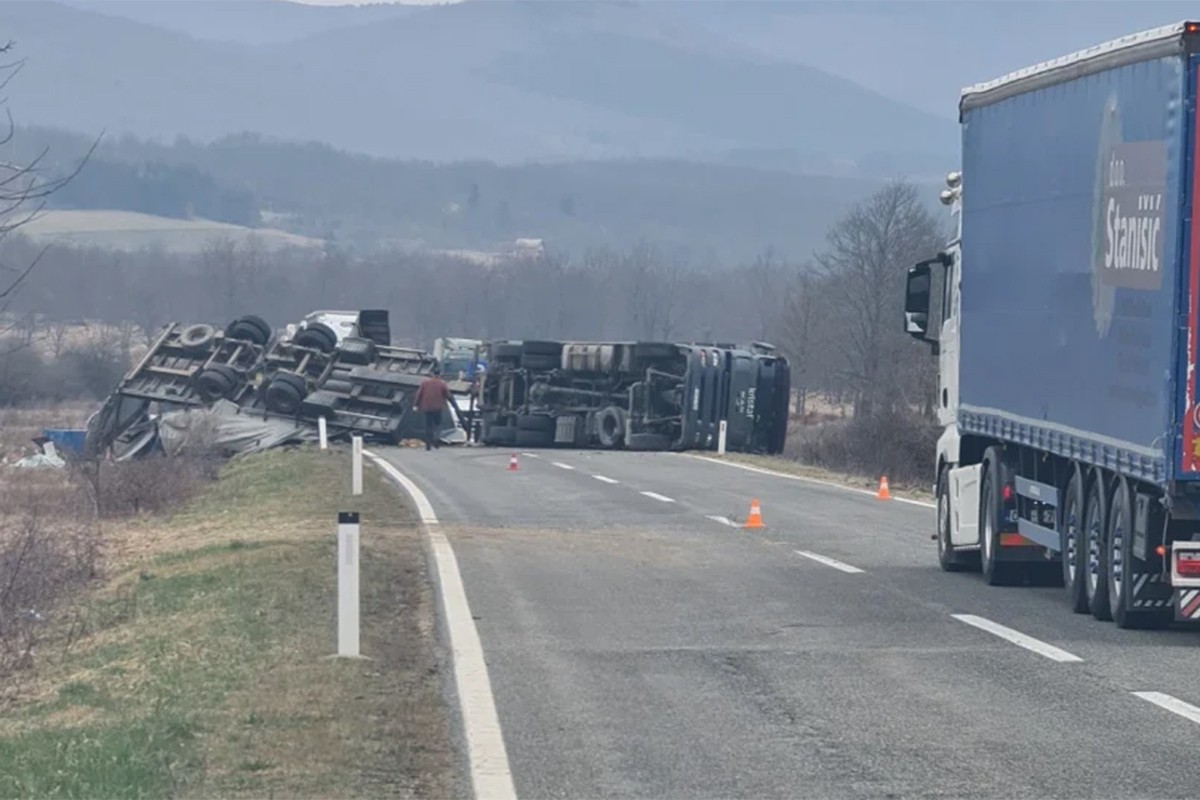 Prevrnuo se kamion kod Bosanskog Petrovca