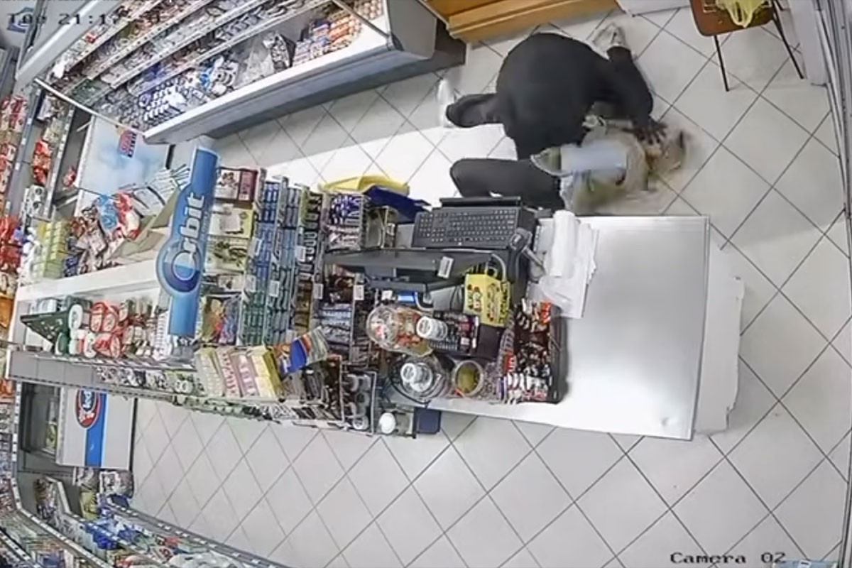 Dramatičan snimak iz Mostara: Prodavačica zaustavila pljačkaša s puškom (VIDEO)