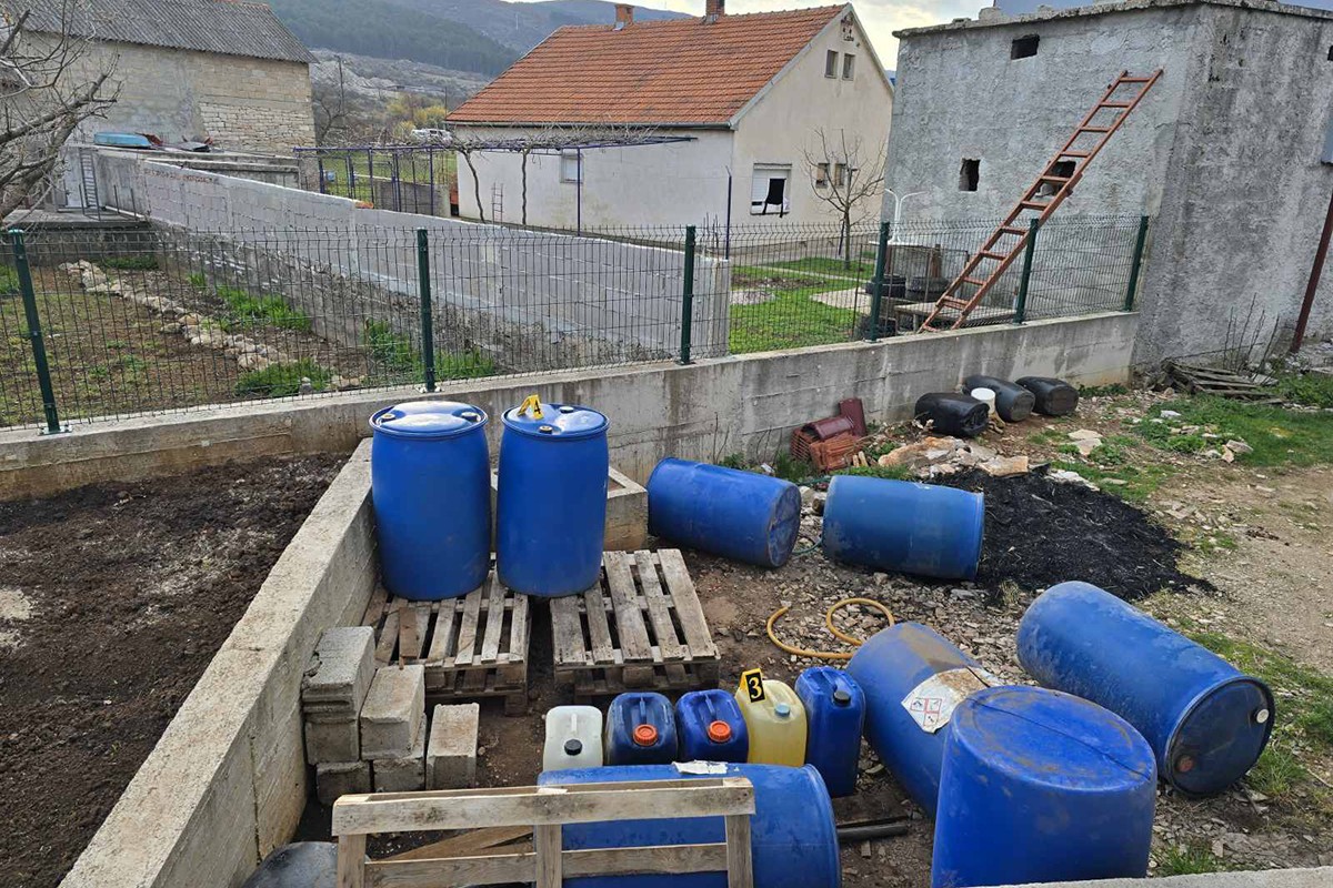 Hapšenja na području PU Trebinje: Oduzeto 2.000 litara goriva i 1.080 paklica cigareta
