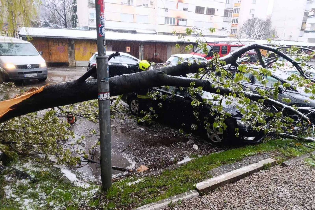 Vatrogasci u Banjaluci imali pune ruke posla zbog snijega
