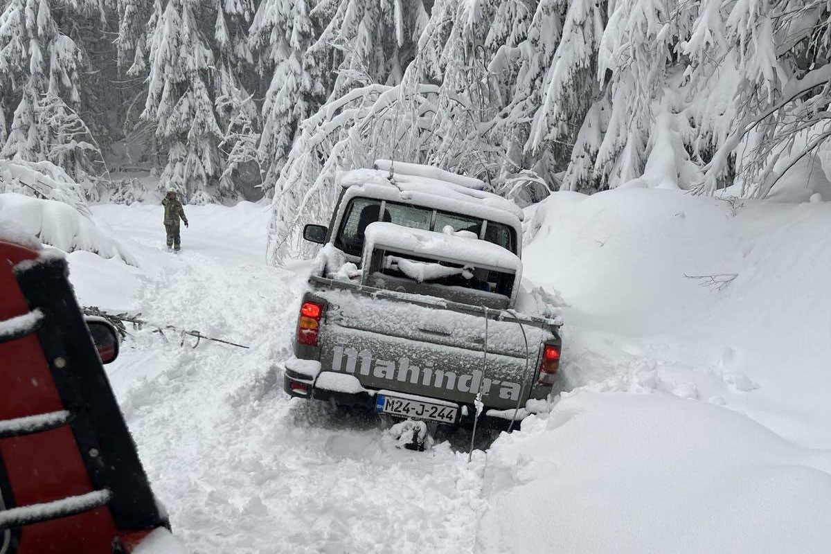 Hitna intervencija na Kozari: Evakuisano šest osoba iz blokiranih vozila (FOTO)