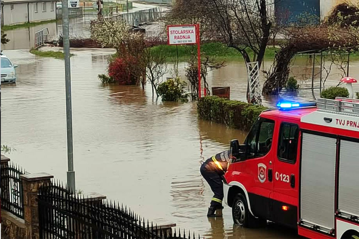 Pod vodom dijelovi Prnjavora, poplavljena domaćinstva u više naselja