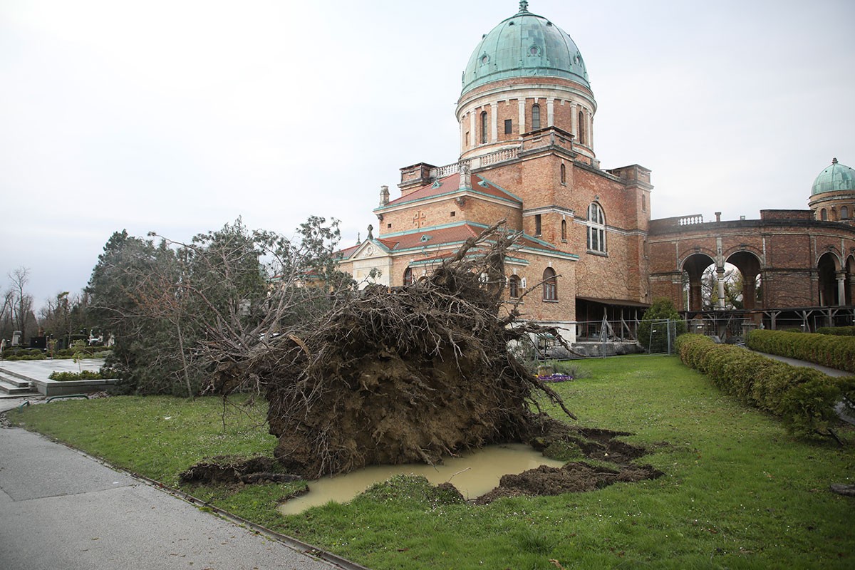 Zagrepčanima upućen apel da ne izlaze: Vatrogscima pune ruke posla