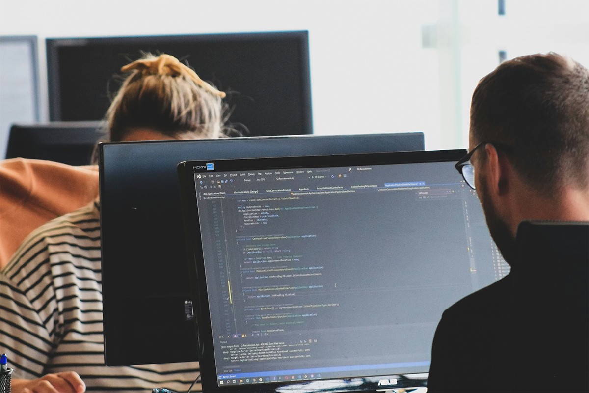 Vic dana: Programer u vezi