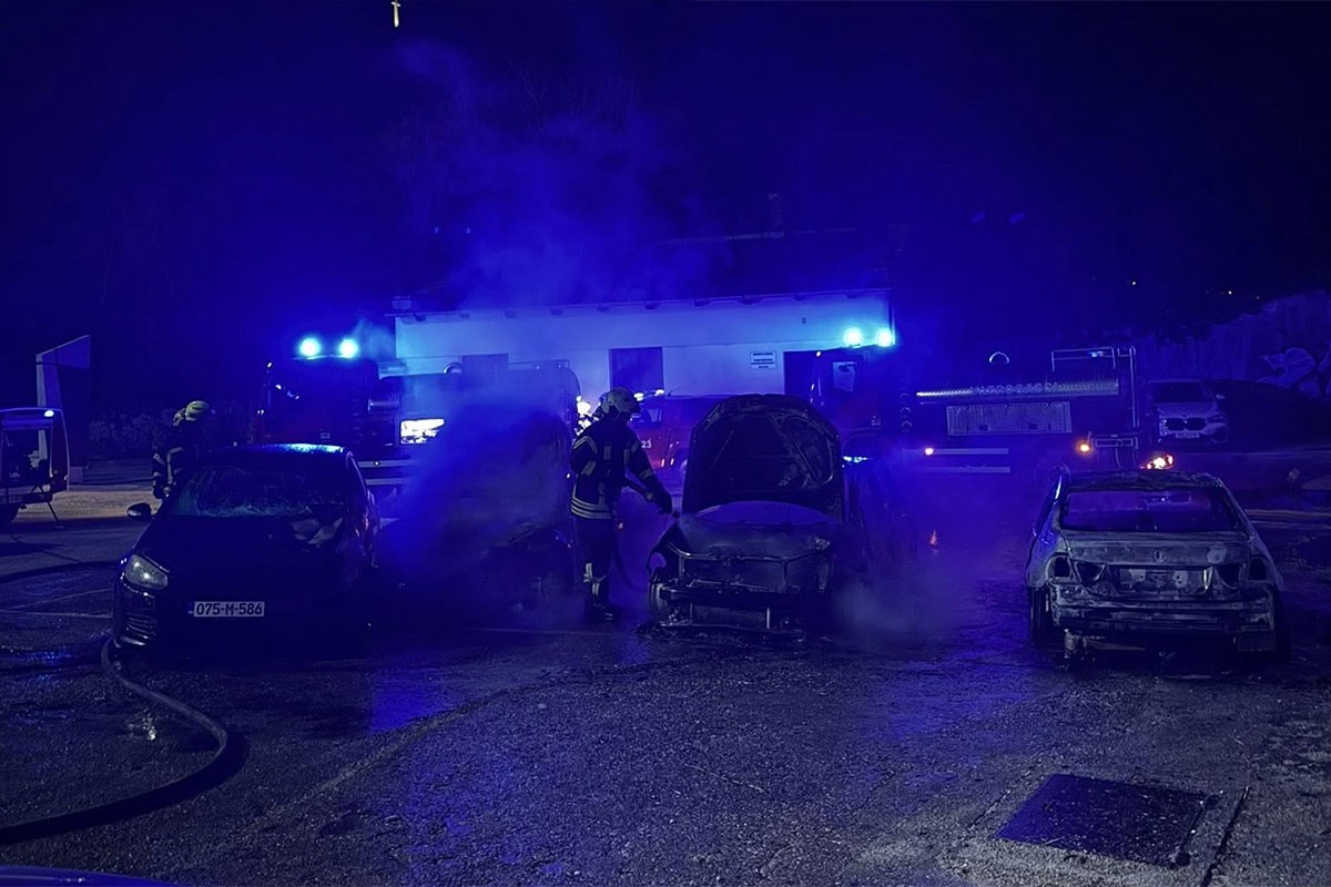 Šest vozila izgorjelo u dvorištu škole u Mostaru, oglasila se policija (FOTO)