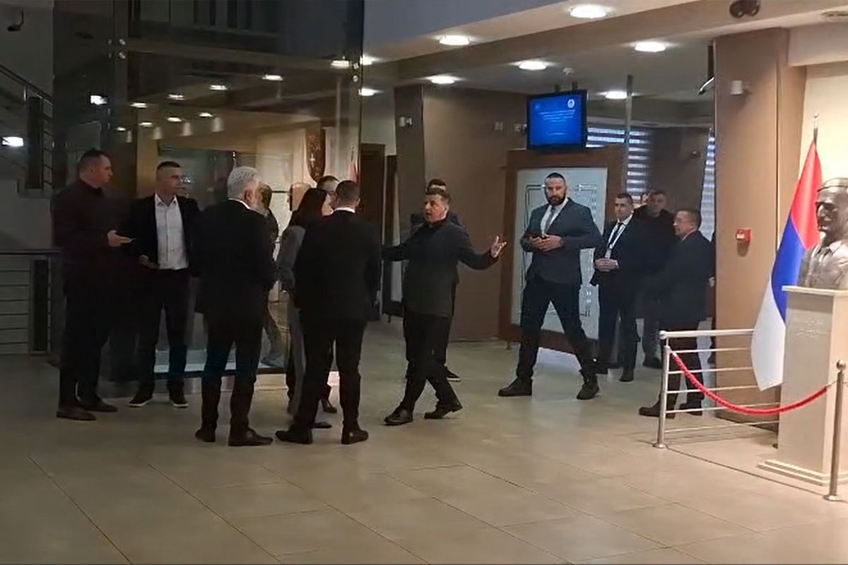 Haos u skupštini: Vukanović udaljen sa sjednice, burno reagovao (VIDEO)