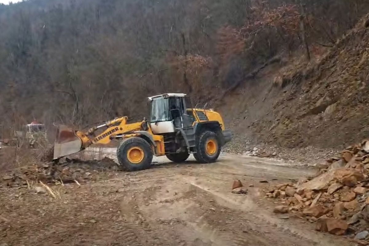 AMS RS: Povećana opasnost od odrona, klizišta i obrušavanja drveća na kolovoz