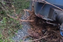Putnički voz Željeznica Republike Srpske naletio na odron (FOTO)